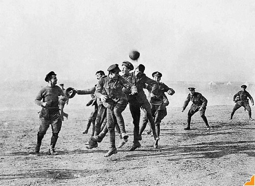Soldados alemães e ingleses disputam partida de futebol durante I Guerra Mundial, em episódio conhecido como a Tregua de Natal (1914). Fonte: http://oglobo.globo.com/blogs/pelada/posts/2012/12/27/paul-maccartney-a-tregua-de-natal-480176.asp