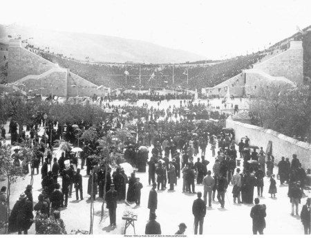 Multidão em frente e dentro do estádio Pan-ateniense. Fonte Olympic.org (httpwww.olympic.orgmultimedia-playerall-photos20021201xaapx001)