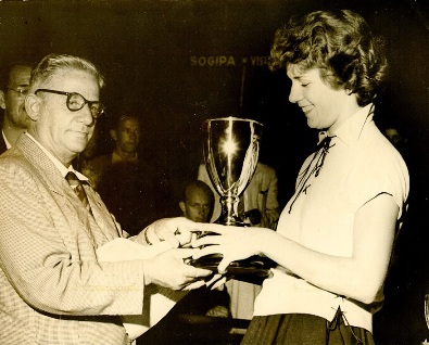Margot Ritter recebendo de Túlio de Rose o troféu  Atleta de Destaque nos Jogos Abertos Femininos  de 1956 Fonte: Centro de Memória do Esporte 