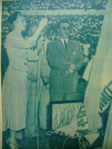 Evita hasteando a bandeira argentina em cerimônia do Campeonato Infantil.