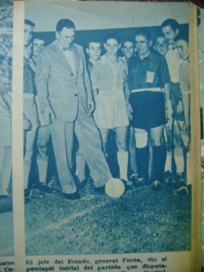 Perón dá o pontapé inicial do torneio.