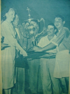 Perón e Evita entregam troféu do campeonato.