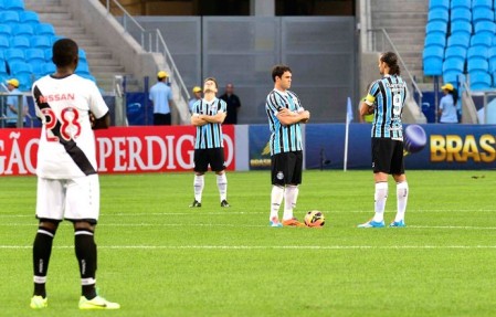 Atletas do Grêmio/RS e do Vasco da Gama/RJ cruzam os braços em manifestação antes do início da partida, válida pelo Campeonato Brasileiro de 2013. Fonte: globoesporte.com 