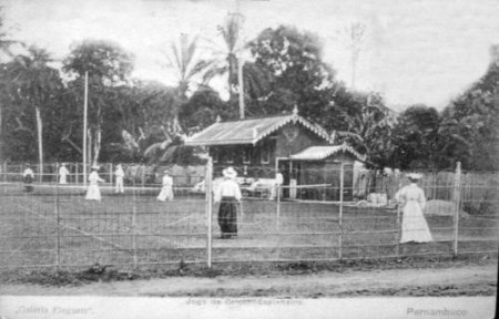 Mulheres jogando críquete no British Club. Cartão postal. C. 1905. Disponível em: <http://www.fotolog.com/tc2/12365715/